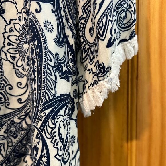 Gorgeous blue and white print blouse by Umgee size small - Picture 2 of 7
